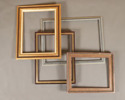 quatre cadres de couleurs différentes accrochés au mur d'une pièce