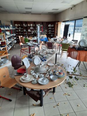 une pièce où la table est couverte d'assiettes et de plats