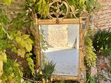 un miroir posé contre le mur d'un immeuble