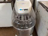 une machine qui se trouve dans un coin de la cuisine