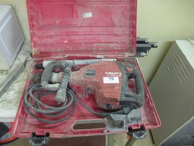 une boîte à outils rouge contenant une perceuse et un cordon