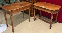 TABLE à JEUX de style Louis XVI et petit BUREAU en bois.
