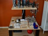 une table sur laquelle se trouvent plusieurs objets
