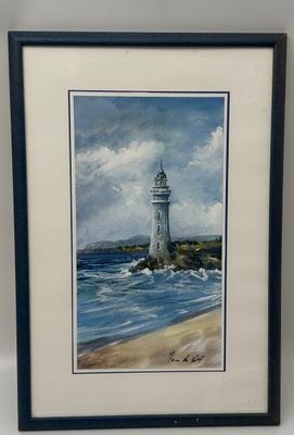 un tableau représentant un phare sur une plage rocheuse, dans un cadre noir