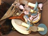 une boîte en carton remplie d'objets divers et une paire de lunettes de soleil