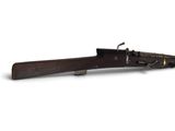 un vieux fusil avec un canon et une crosse en bois, sur fond blanc