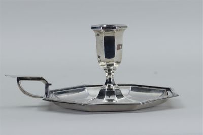 un plat ancien en argent avec un bougeoir, sur fond blanc
