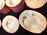 un grand nombre d'assiettes posées sur une table