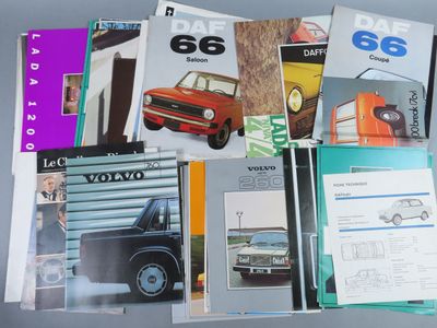 un grand nombre de livres posés sur une table