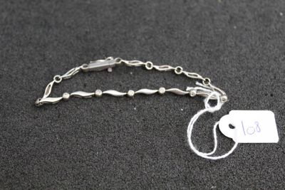 une chaîne en argent à laquelle est accrochée une médaille