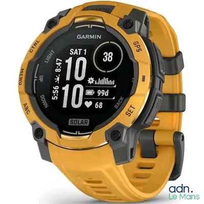 un gros plan d'une montre connectée avec un bracelet jaune