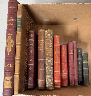 de nombreux livres anciens dans une boîte en carton posée sur l'étagère