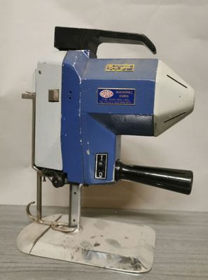 une machine bleue et blanche posée sur une table