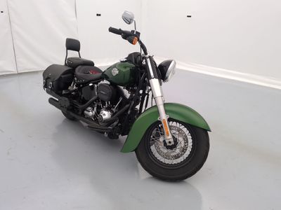 une moto verte garée dans une pièce aux murs blancs