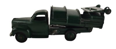 un petit camion vert avec une machine à l'arrière
