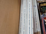 une boîte en carton remplie de livres et d'autres objets