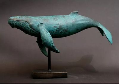 Sculpture zoomorphe figurant une grande baleine à bosses. - Photo 1