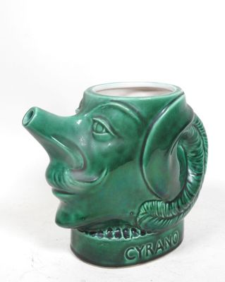 un vase vert orné d'une tête d'éléphant