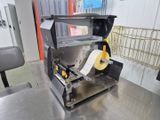 une machine équipée d'un rouleau de ruban adhésif
