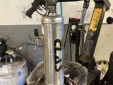une machine posée sur une table dans un garage