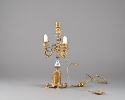un candélabre en or sur lequel sont disposées trois bougies