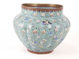 un vase bleu orné d'un oiseau sur fond blanc