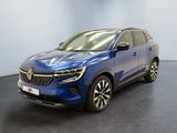 un SUV bleu garé dans une pièce au sol noir