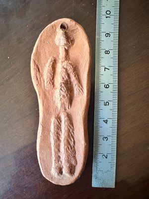 une photo d'une figurine en argile représentant une personne