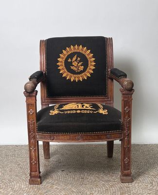 une chaise noire et dorée ornée d'un tournesol