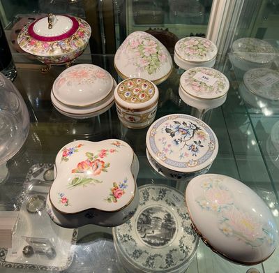 plusieurs assiettes et bols exposés dans une vitrine