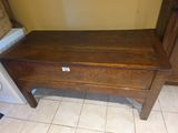 un banc en bois dans un coin de la pièce