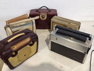 quatre valises et une radio posées sur une table