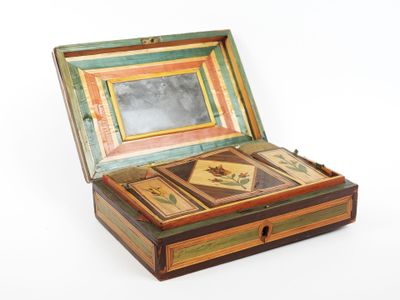 une boîte en bois contenant un miroir, posée sur une surface blanche