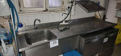 1 plonge inox à dosseret 1 bac 237x70cm, avec douchette