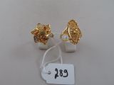 deux paires de boucles d'oreilles dorées ornées de pierres rouges et blanches