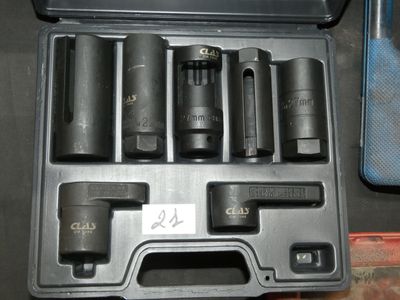 une trousse à outils comprenant un jeu de douilles et un coffret