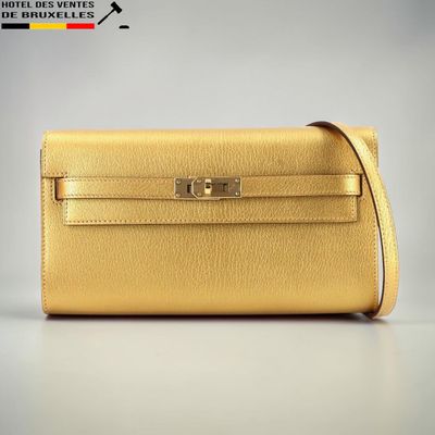 un sac à main en cuir doré muni d'un fermoir métallique sur le devant