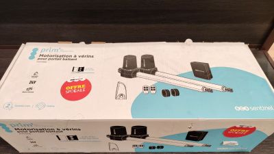 packaging of a box with a picture of a camera attached to it