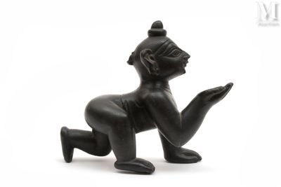 figurine représentant une femme à genoux, les mains levées