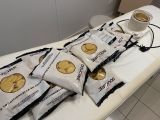 cinq sachets de biscuits posés sur une table, à côté d'une tasse de café
