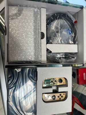 un boîtier électronique posé sur une table