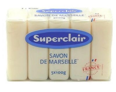 un savon en pain sur lequel est apposée une étiquette bleue