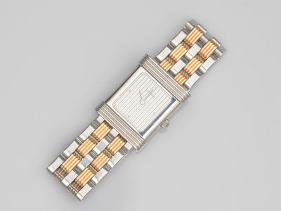 gros plan d'une montre-bracelet sur une surface blanche