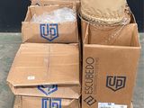 plusieurs cartons empilés les uns sur les autres sur une palette