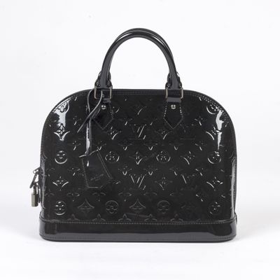 un sac à main Louis Vuitton noir sur fond blanc