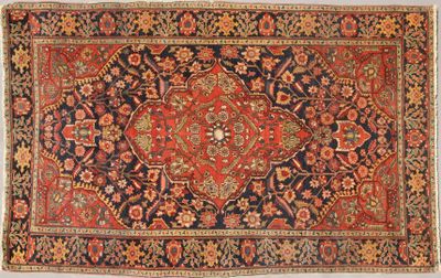 tapis persan ancien à motif de médaillon sur fond bleu
