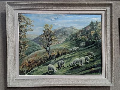un tableau représentant un troupeau de moutons paissant sur une colline