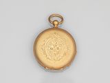 une image d'une montre de poche en or sur une surface blanche