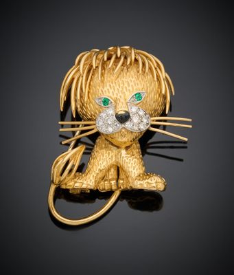une photo d'une broche en forme de lion, en or et diamants