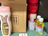 une étagère verte sur laquelle se trouvent une bouteille de liquide et une boîte